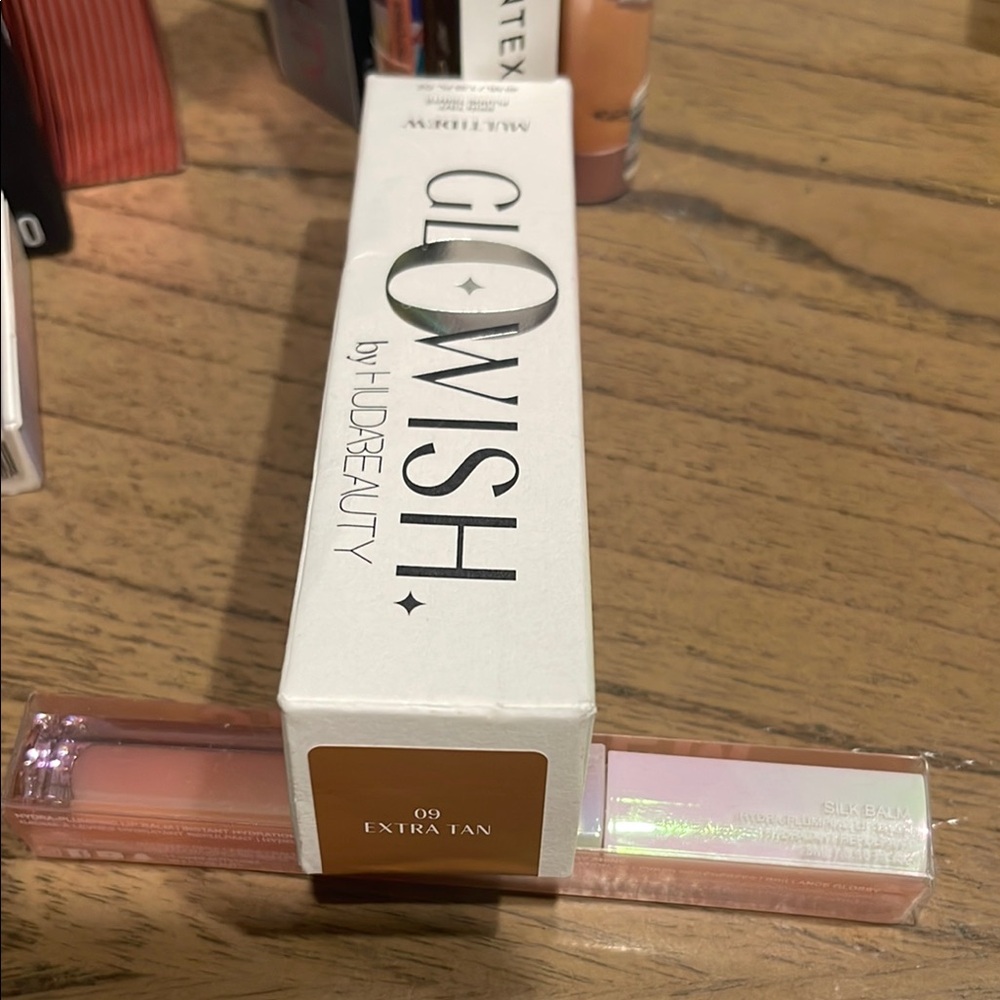 HUDA BEAUTY GloWish (shade Extra Tan 09)